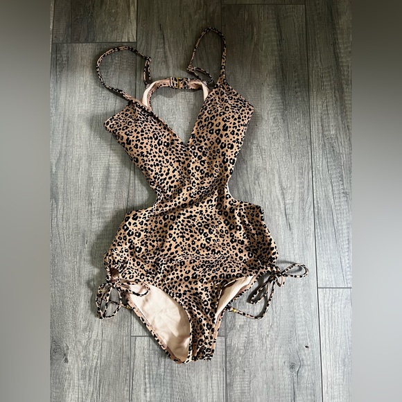 Windsor Leopard Print Cut-Out One-Piece🖤✨ - Picture 5 of 6